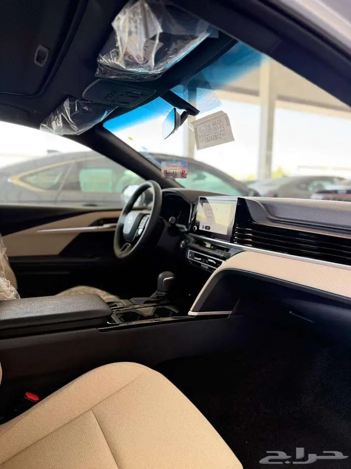 تويوتا كامري نص فل بنزين LE سعودي 2025 لون فضي 11