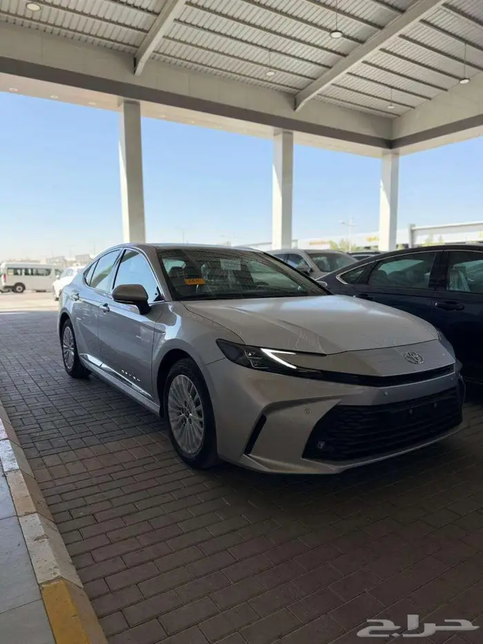 تويوتا كامري نص فل بنزين LE سعودي 2025 لون فضي 3