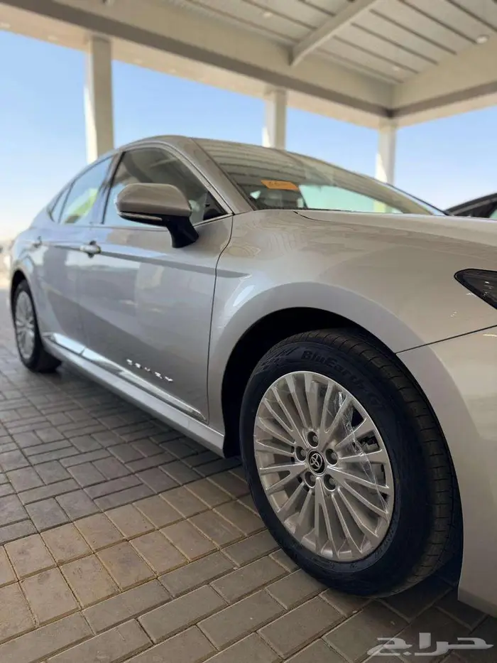 تويوتا كامري نص فل بنزين LE سعودي 2025 لون فضي 4