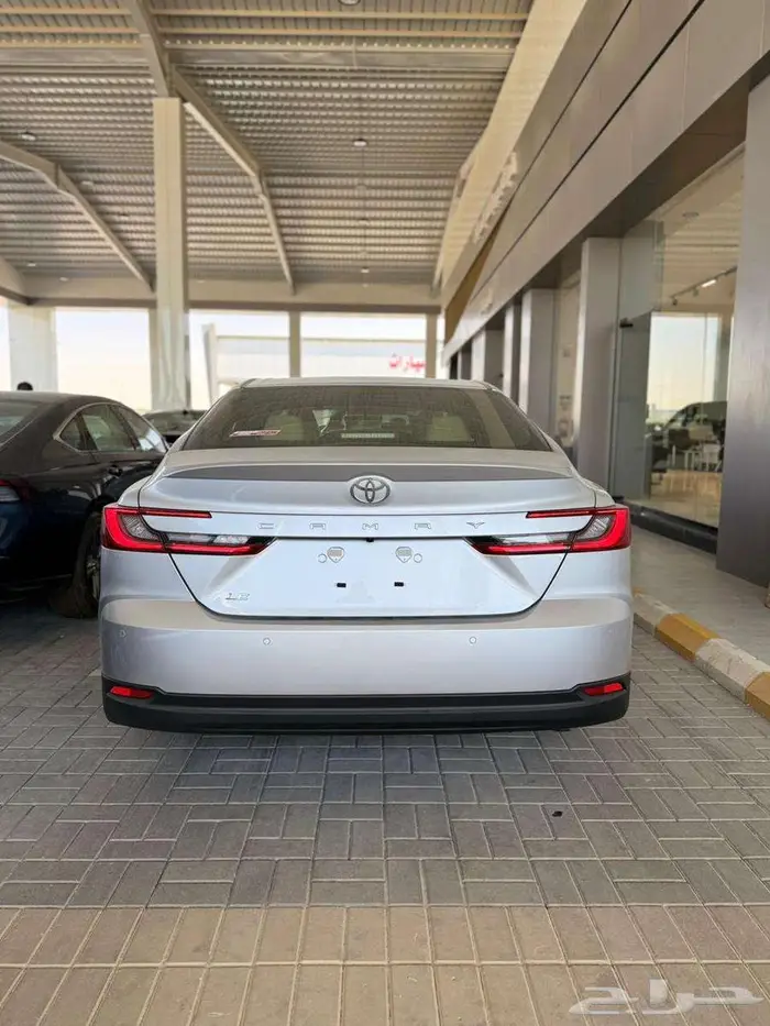 تويوتا كامري نص فل بنزين LE سعودي 2025 لون فضي 1