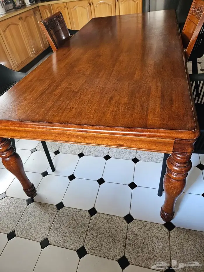 طاولة طعام للبيع معى 2 كراسي 1