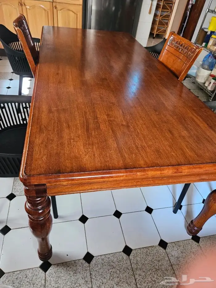 طاولة طعام للبيع معى 2 كراسي 0