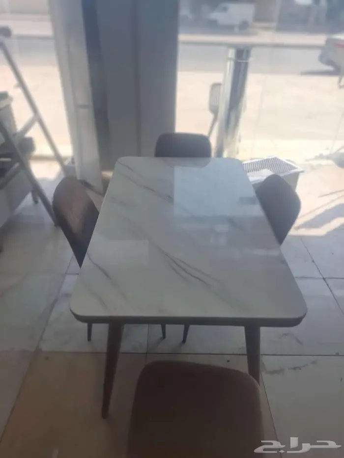 يوجد لدينا طاولات رخام مع الكراسي 0
