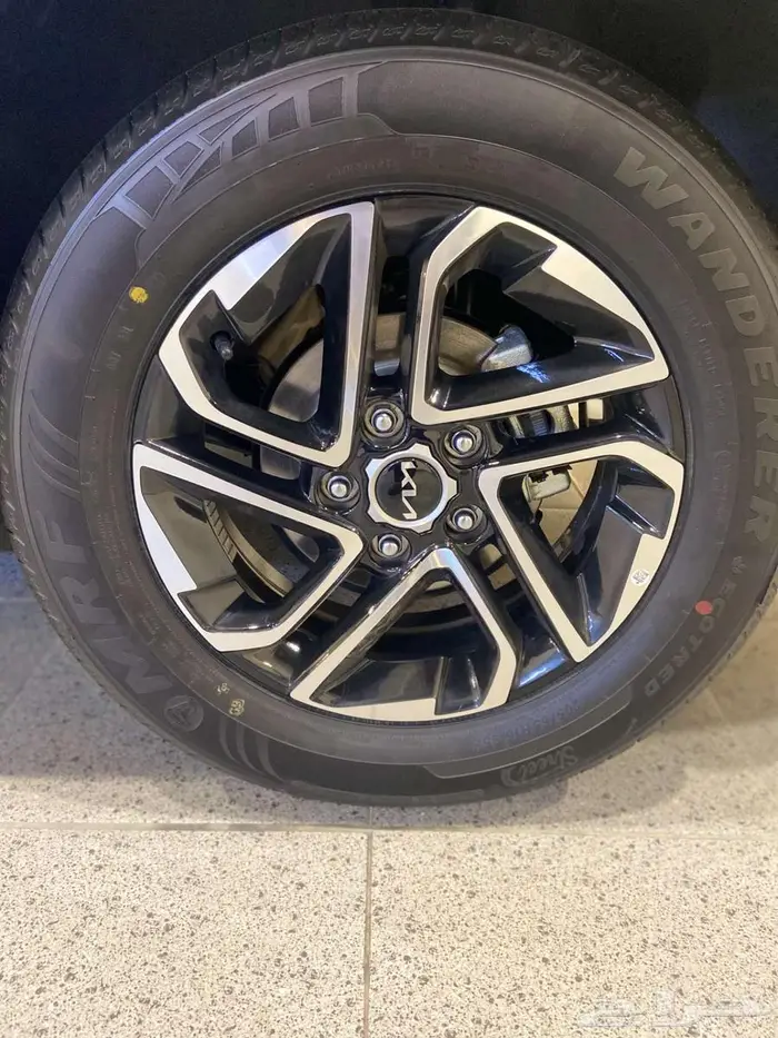 كيا كارينز نص فل فتحة سقف موديل 2025 14