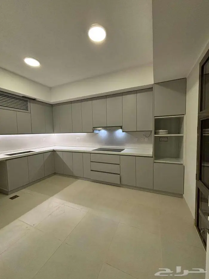 فيلا للإيجار في شارع خزامه بن يعمر 1