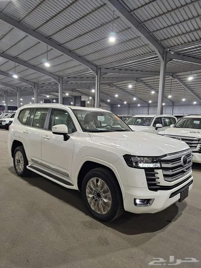 تويوتا لاندكروزر GXR L4 بنزين موديل 2025 5