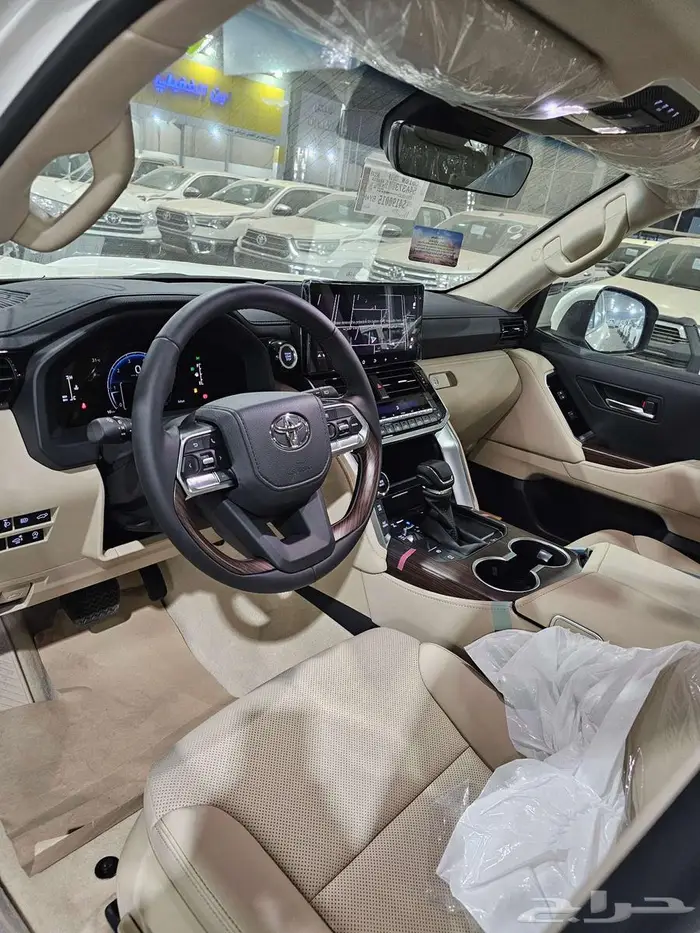 تويوتا لاندكروزر GXR L4 بنزين موديل 2025 4