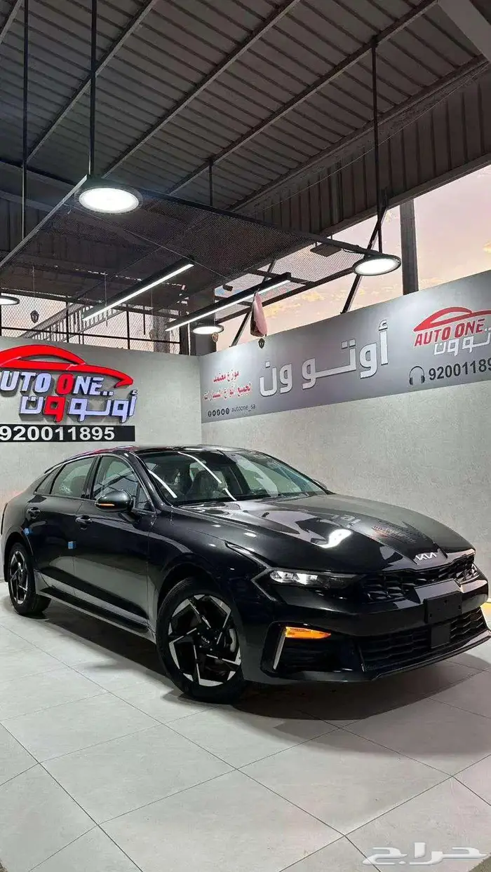 كيا كي 5 استاندر مطور بانوراما 2025 ابيض و رمادي و احمر 1