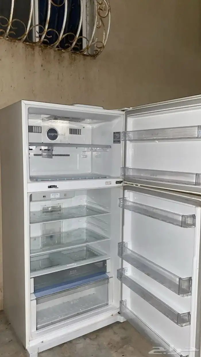 ثلاجة LG نظيفة على الشرط 1