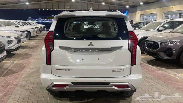 ميتسوبيشي مونتيرو فل بريميوم موديل 2025 بنزين 4