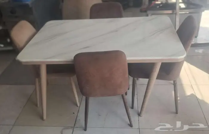 يوجد لدينا طاولات رخام مع الكراسي 4