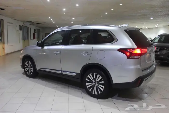 ميتسوبيشي اوتلاندر 2020 فضي بطاقة جمركية 3