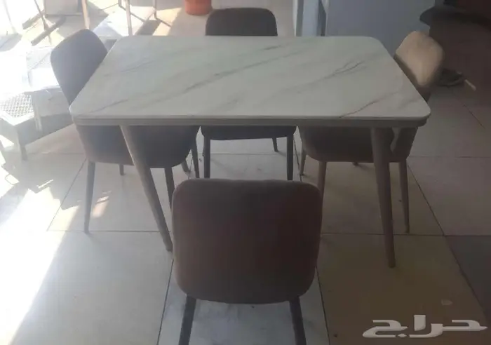 يوجد لدينا طاولات رخام مع الكراسي 1