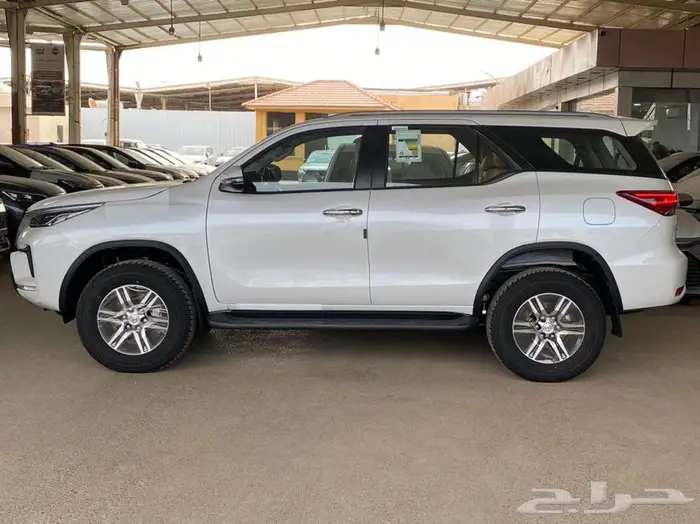 فورتشنر GX2 دبل بنزين 2025 ابيض وفضي سعودي لدى الفريدي 1