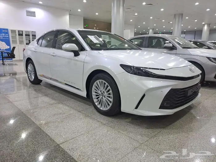 تويوتا كامري LE بنزين 2025 ( متوفر ألوان ) 7