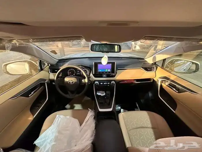 تويوتا راف فور XLE بنزين 2025 ابيض وفضي ورصاصي 21