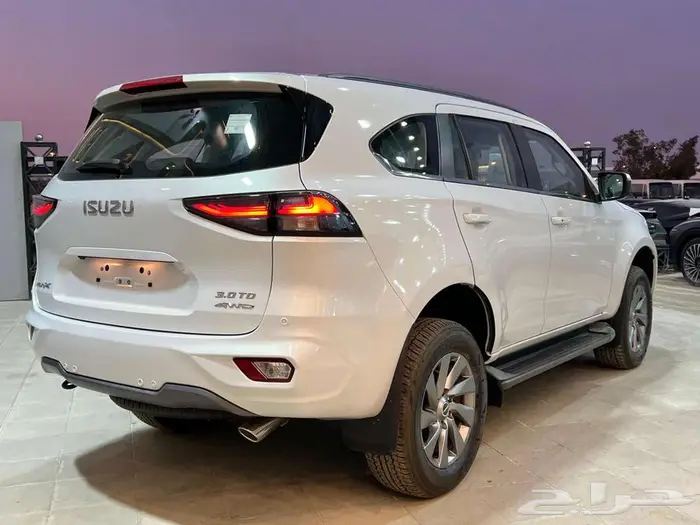 ايسوزو MU-X موديل 2024 فل كامل دبل لدى خالد للسيارات 4
