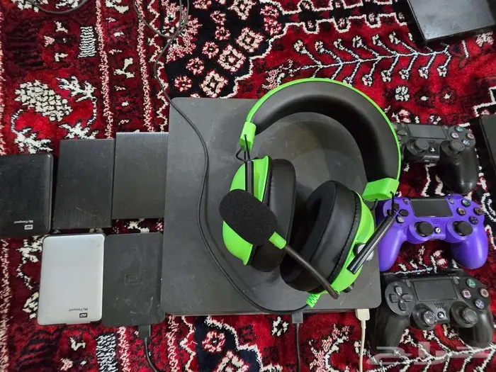 بلايستيشن 4 مع سماعة رايز وهاردات 2