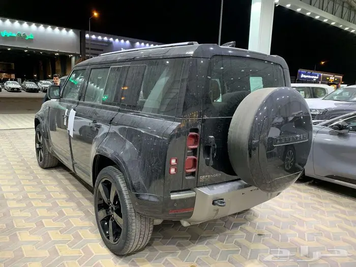 لاندروفر - ديفندر HSE V6 موديل 2025 5