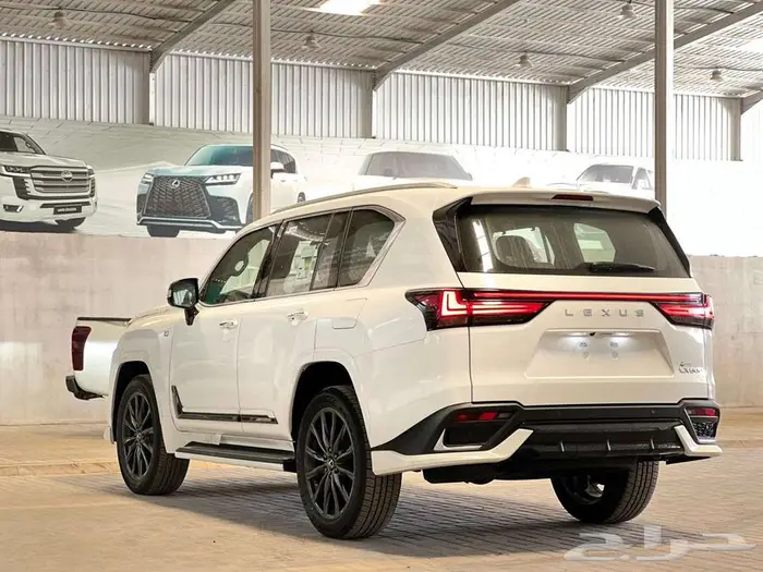 لكزس اف اسبورت 2025 سعودي ابيض داخل احمر 4