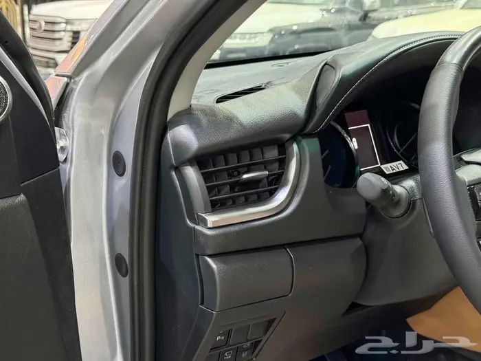 فورتشنر 6 سلندر 2025 بنزين (عليها ملاحظة خفيفة) بطاقة جمركية 15