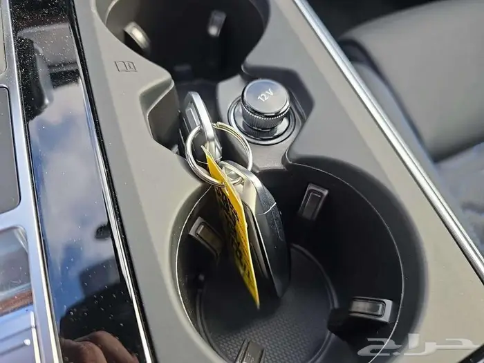 2025 Audi RS 6 Avant اصفار 8