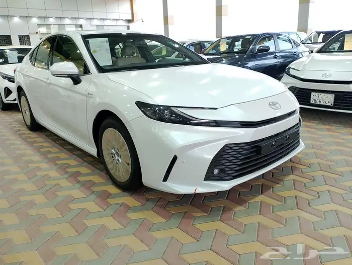 تويوتا كامري Eبلاس هايبرد اصفار سعودي 2025 1