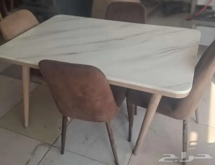 يوجد لدينا طاولات رخام مع الكراسي 3