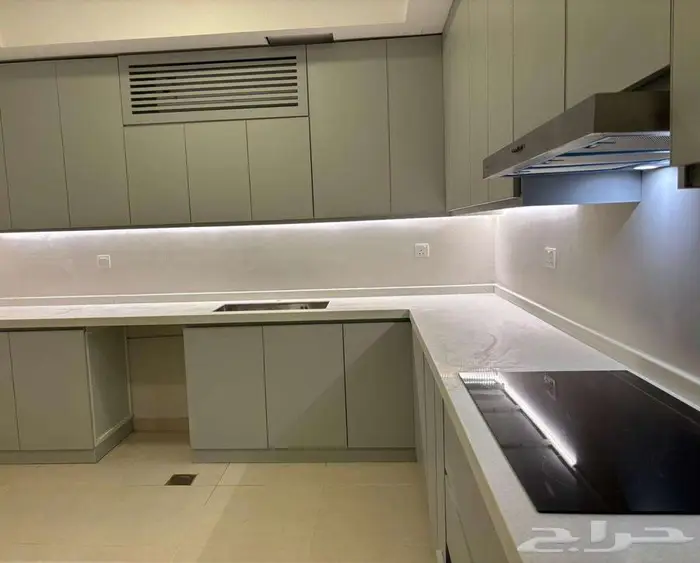 فيلا للإيجار في شارع خزامه بن يعمر 3