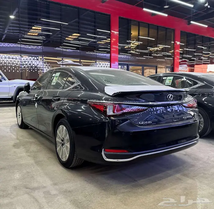 لكزس ES 300 AH 2025 3