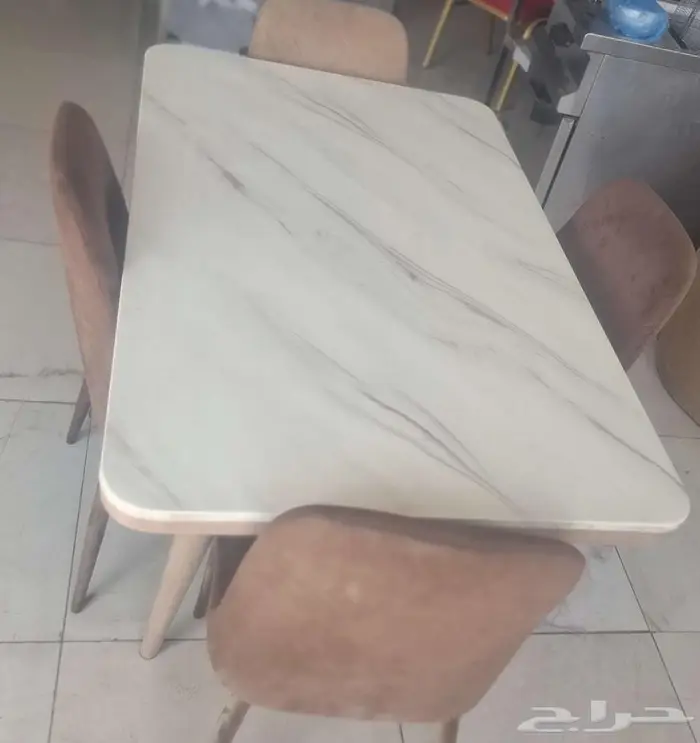 يوجد لدينا طاولات رخام مع الكراسي 2