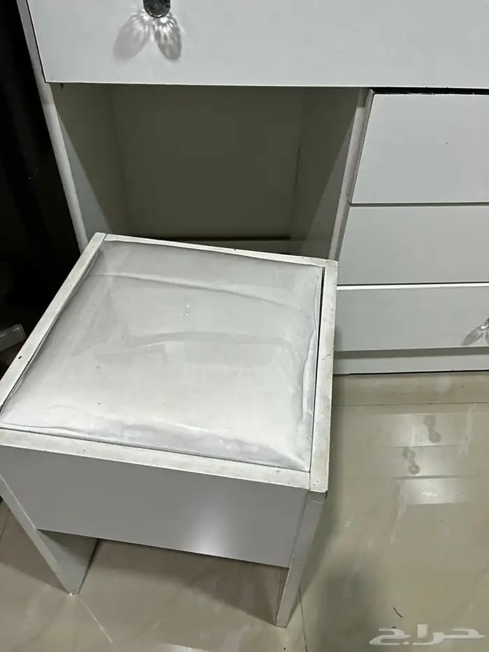 تسريحة مع كرسي و اثنين كمدينو 2