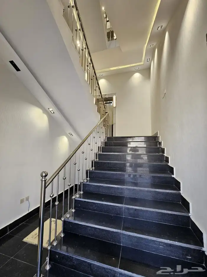 للبيع شقق علويه تشطيب عصري حيث في أبها حطين 3