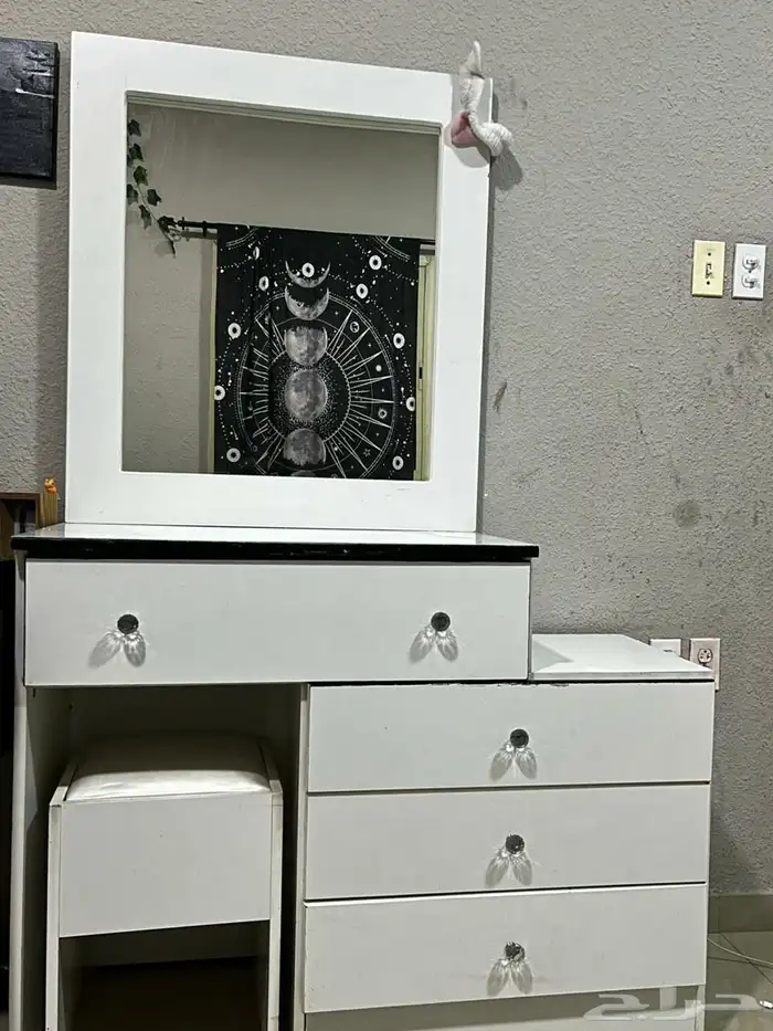 تسريحة مع كرسي و اثنين كمدينو 1