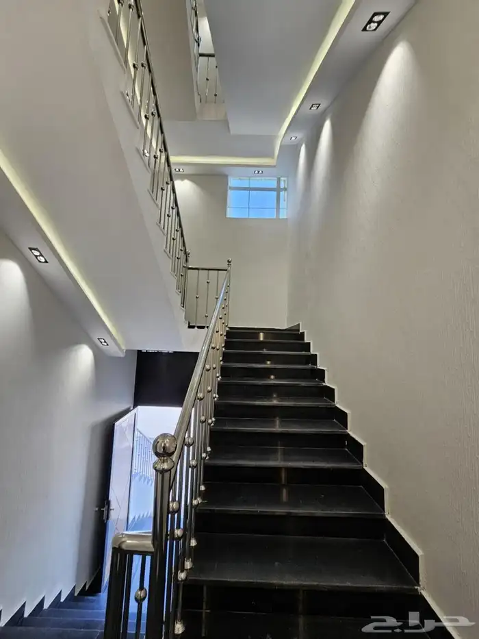 للبيع شقق علويه تشطيب عصري حيث في أبها حطين 2