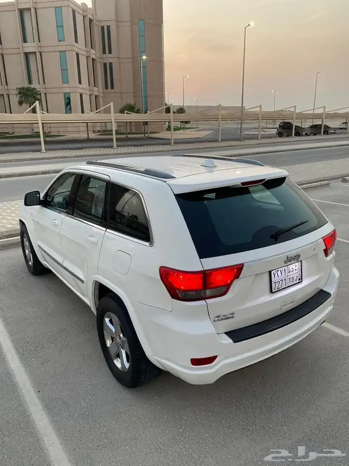 للبيع جيب جراند شروكي لريدو دبل موديل 2011 4