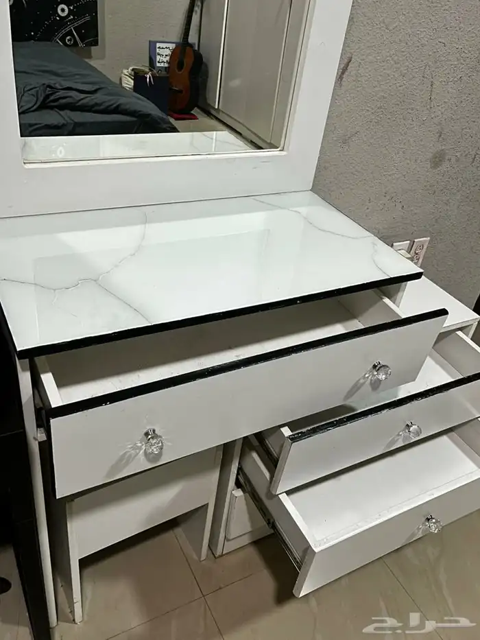 تسريحة مع كرسي و اثنين كمدينو 3