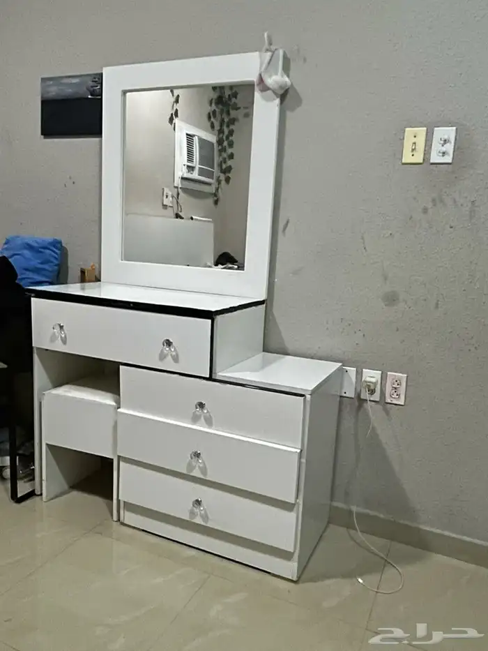 تسريحة مع كرسي و اثنين كمدينو 0