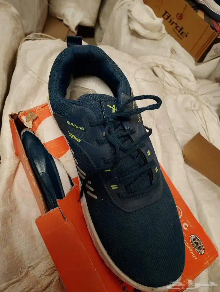 للبيع جزمات اسبورت وا اسليبر بي أسعار الجمله 43