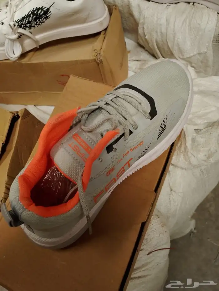 للبيع جزمات اسبورت وا اسليبر بي أسعار الجمله 46