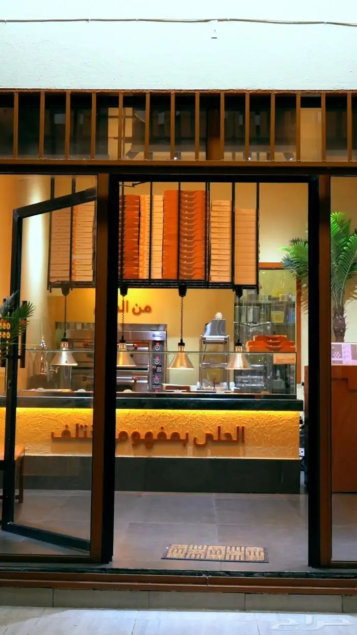 محل حلويات للبيع بكامل معداته 0