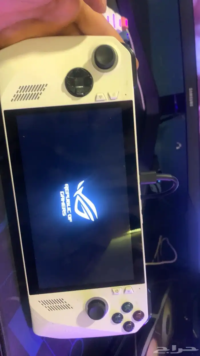 جهاز Asus Rog Ally Z1 Extreem فيه عطل مع قاعدة للجهاز 2