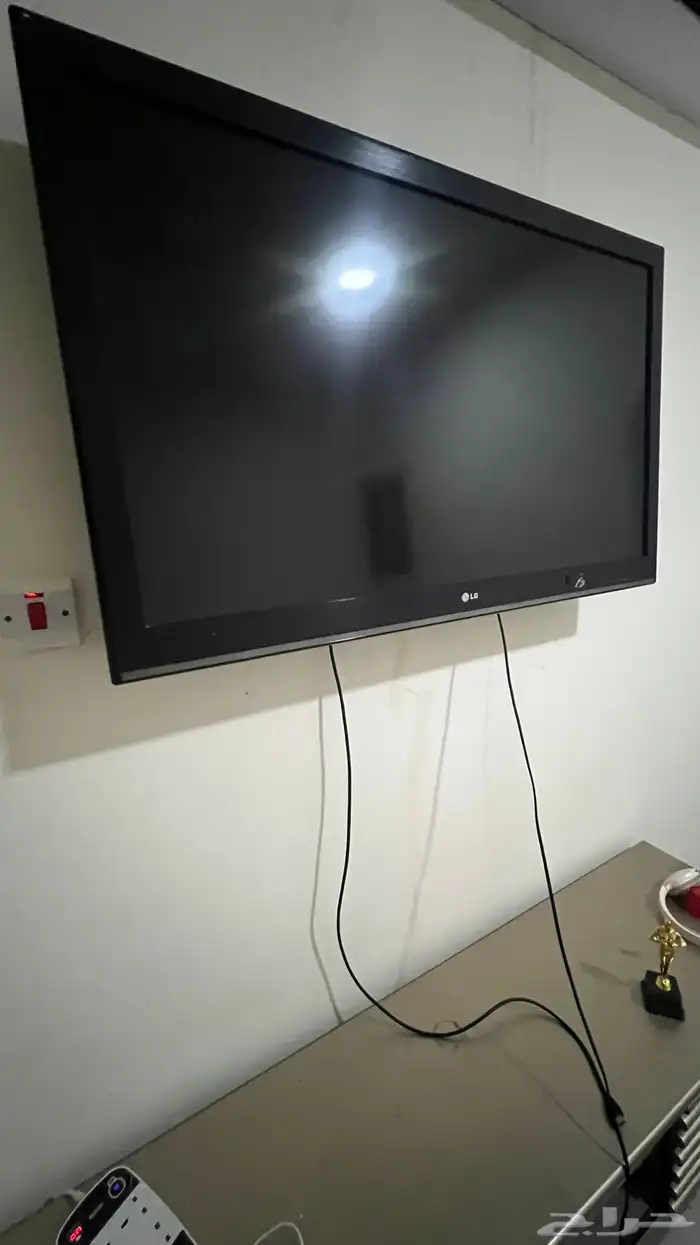 اثاث سرير وشاشه تلفزيون وكنب وطاولات وكوميدينا 0