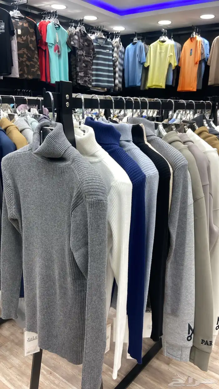 بلوفرات   سويترات للجنسين  . 0