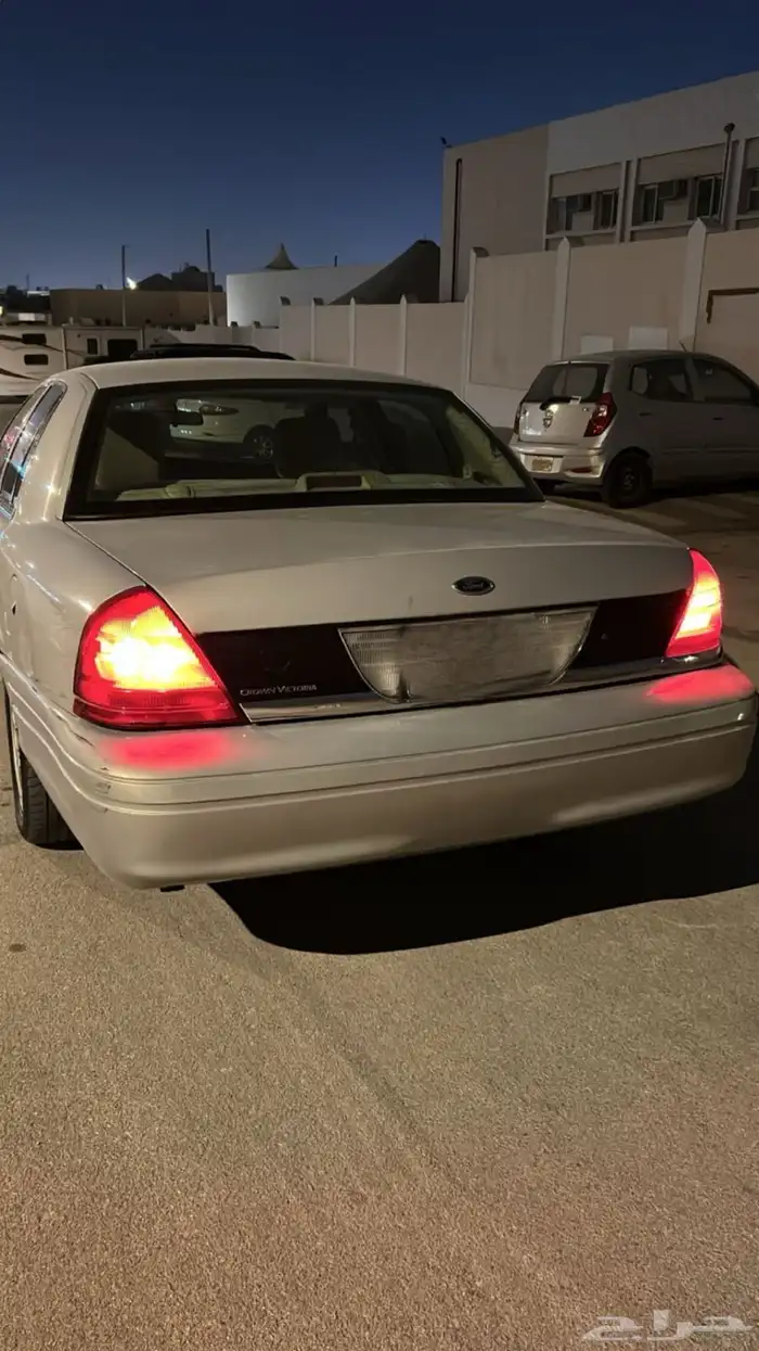 كراون فكتوريا اللون ذهبي 2011 10