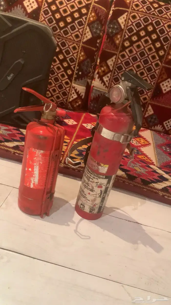 طفايات حريق وجلسه ارضيه ومرايه غرفه نوم و2 سماعه كبيره وحده 1