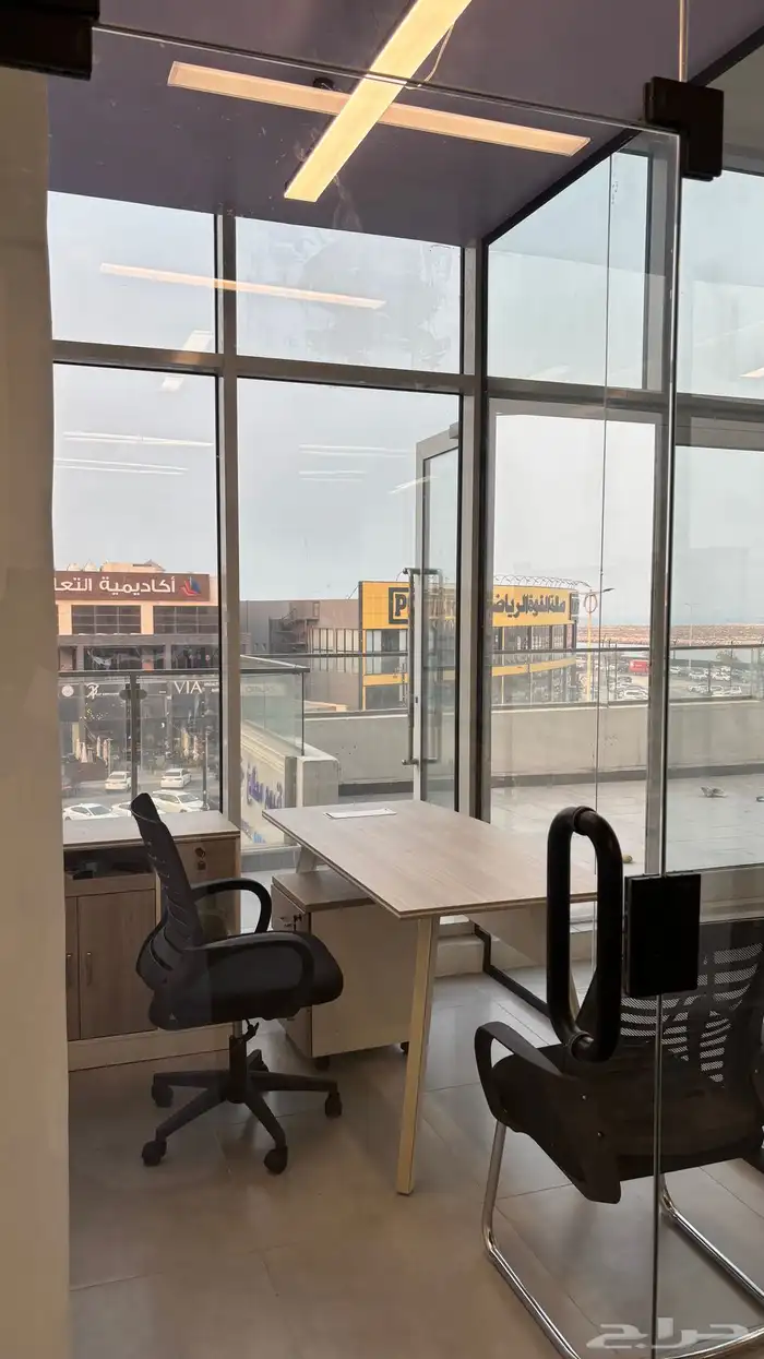 مكاتب إدارية بحالة جديدة 6