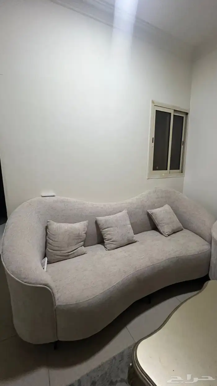 اثاث سرير وشاشه تلفزيون وكنب وطاولات وكوميدينا 2