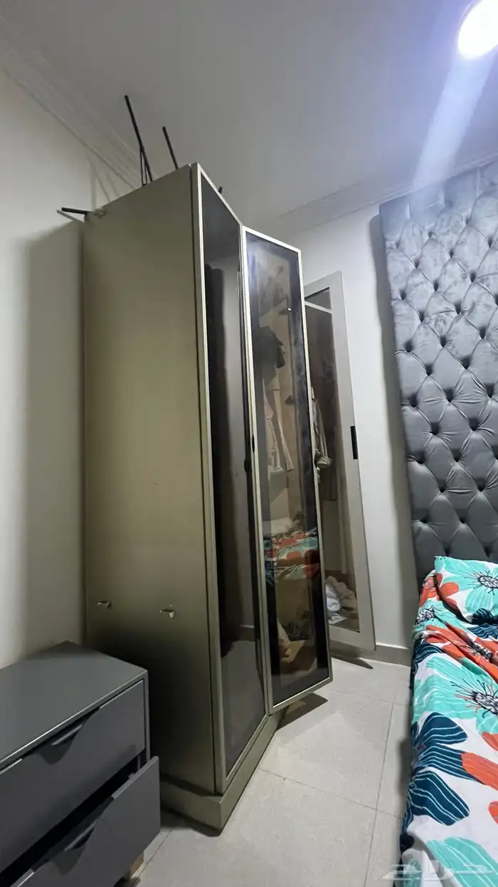 اثاث سرير وشاشه تلفزيون وكنب وطاولات وكوميدينا 7