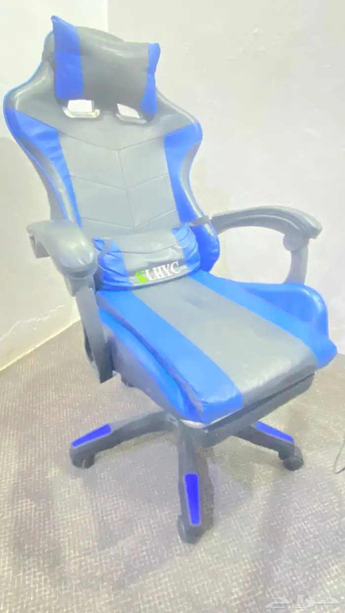 للبيع كرسي قيمنق و طاوله و شاشه 1